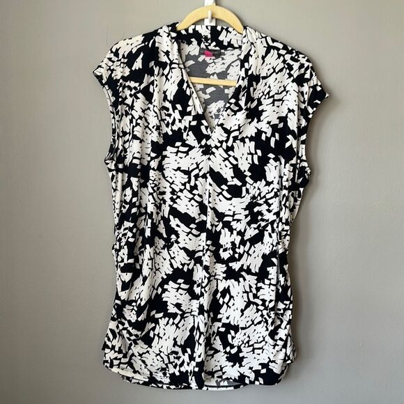 Vince Camuto sleeveless vee neck blouse black‎ white graphic print 2X plus - Picture 1 of 6